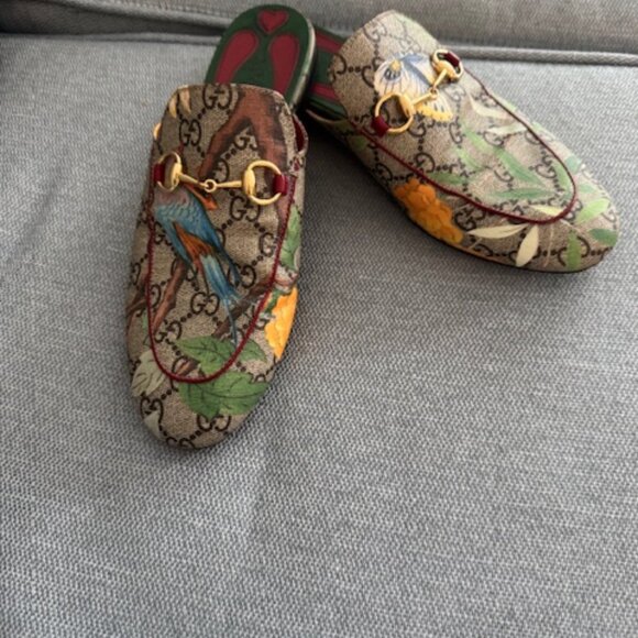 AUTHENTIC GUCCI SLIDES Size 8